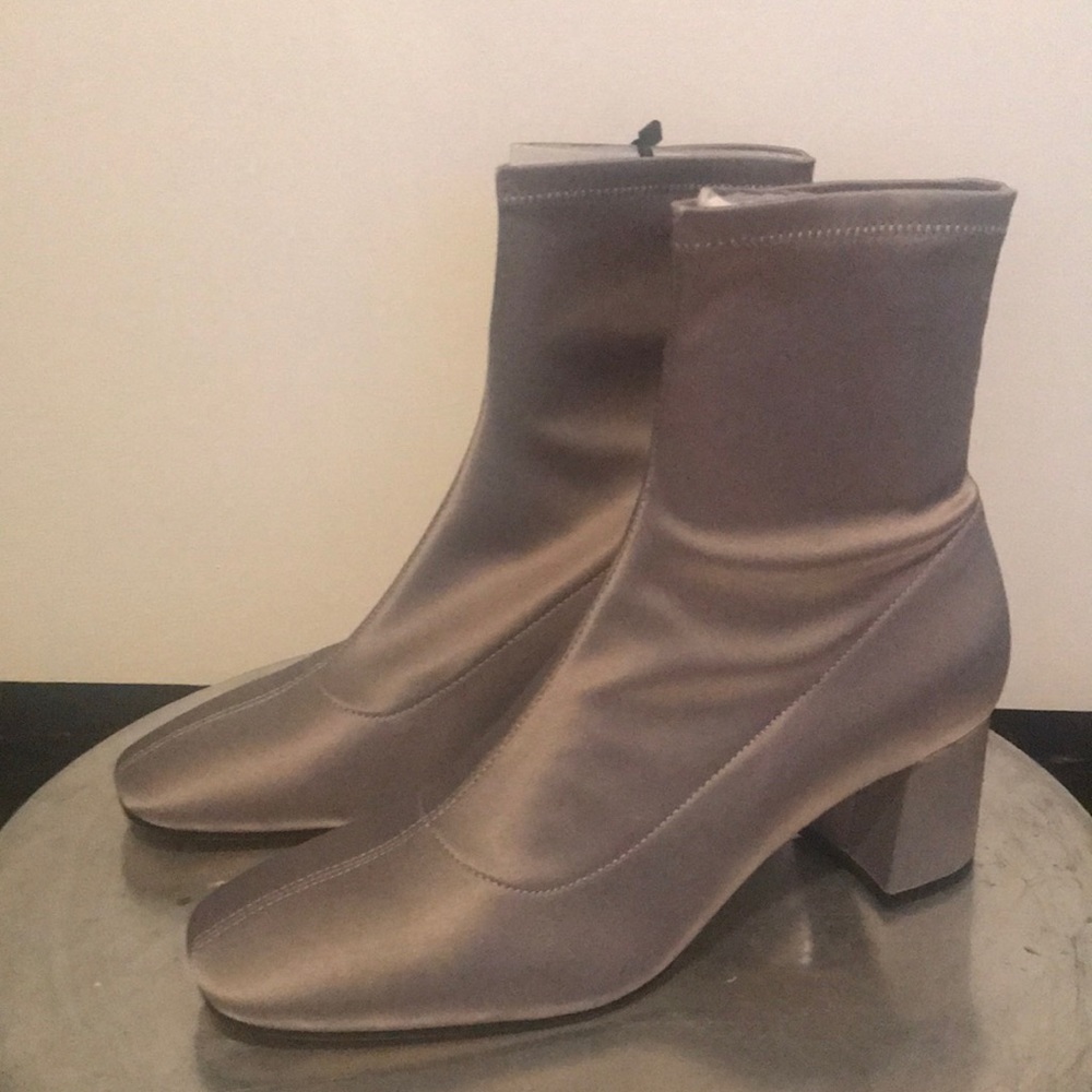 Zara size 9  women’s gray boots. New with tag